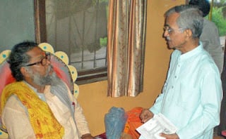 HJS co-ordinator Mr. Vatkar while explaining activities of HJS to Shri Shantigiri Maharaj